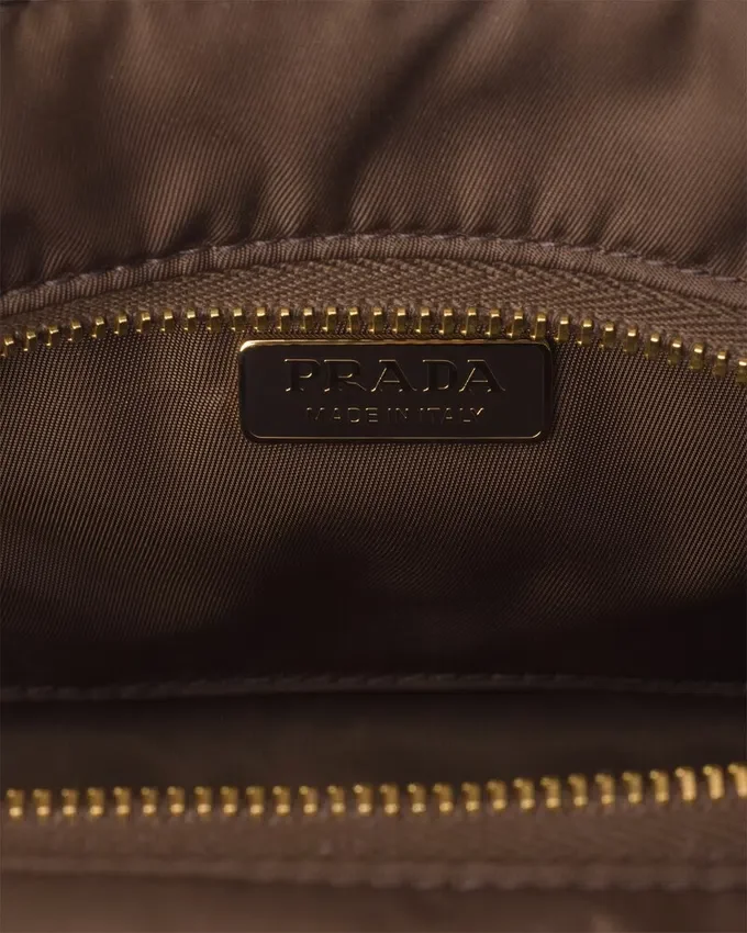 Prada Explore Μεσαία τσάντα ώμου από Re-Nylon με πτερύγιο Prada Explore Μεσαία τσάντα ώμου από Re-Nylon με πτερύγιο