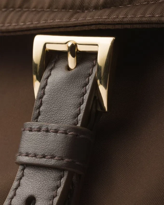 Prada Explore Μεσαία τσάντα ώμου από Re-Nylon με πτερύγιο Prada Explore Μεσαία τσάντα ώμου από Re-Nylon με πτερύγιο