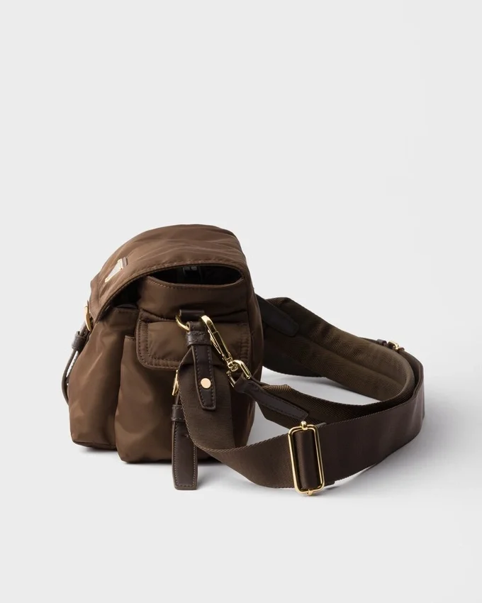 Prada Explore Μεσαία τσάντα ώμου από Re-Nylon με πτερύγιο Prada Explore Μεσαία τσάντα ώμου από Re-Nylon με πτερύγιο