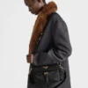 Prada Explore Μεσαία τσάντα ώμου από Re-Nylon με πτερύγιο Prada Explore Μεσαία τσάντα ώμου από Re-Nylon με πτερύγιο