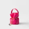 Prada Petit Sac Noir Μίνι τσάντα τύπου μπουκέτο από Re-Nylon και δέρμα Nappa Prada Petit Sac Noir Μίνι τσάντα τύπου μπουκέτο από Re-Nylon και δέρμα Nappa