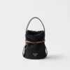 Prada Petit Sac Noir Μίνι τσάντα τύπου μπουκέτο από Re-Nylon και δέρμα Nappa Prada Petit Sac Noir Μίνι τσάντα τύπου μπουκέτο από Re-Nylon και δέρμα Nappa