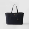 Prada Re-Edition 1978 Μεγάλη τσάντα tote από Re-Nylon και δέρμα Saffiano Prada Re-Edition 1978 Μεγάλη τσάντα tote από Re-Nylon και δέρμα Saffiano