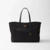 Prada Re-Edition 1978 Μεγάλη τσάντα tote από Re-Nylon και δέρμα Saffiano Prada Re-Edition 1978 Μεγάλη τσάντα tote από Re-Nylon και δέρμα Saffiano