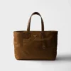 Prada Re-Edition 1978 Μεγάλη τσάντα tote από Re-Nylon και δέρμα Saffiano Prada Re-Edition 1978 Μεγάλη τσάντα tote από Re-Nylon και δέρμα Saffiano