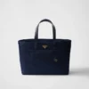 Prada Re-Edition 1978 Μεγάλη τσάντα tote από Re-Nylon και δέρμα Saffiano Prada Re-Edition 1978 Μεγάλη τσάντα tote από Re-Nylon και δέρμα Saffiano