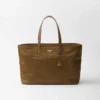 Prada Re-Edition 1978 Μεγάλη τσάντα tote από Re-Nylon και δέρμα Saffiano Prada Re-Edition 1978 Μεγάλη τσάντα tote από Re-Nylon και δέρμα Saffiano