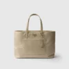 Prada Re-Edition 1978 Μεγάλη τσάντα tote από Re-Nylon και δέρμα Saffiano Prada Re-Edition 1978 Μεγάλη τσάντα tote από Re-Nylon και δέρμα Saffiano