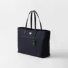 Prada Re-Edition 1978 Μεγάλη τσάντα tote από Re-Nylon και δέρμα Saffiano Prada Re-Edition 1978 Μεγάλη τσάντα tote από Re-Nylon και δέρμα Saffiano