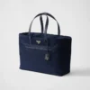 Prada Re-Edition 1978 Μεγάλη τσάντα tote από Re-Nylon και δέρμα Saffiano Prada Re-Edition 1978 Μεγάλη τσάντα tote από Re-Nylon και δέρμα Saffiano