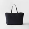 Prada Re-Edition 1978 Μεγάλη τσάντα tote από Re-Nylon και δέρμα Saffiano Prada Re-Edition 1978 Μεγάλη τσάντα tote από Re-Nylon και δέρμα Saffiano