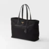 Prada Re-Edition 1978 Μεγάλη τσάντα tote από Re-Nylon και δέρμα Saffiano Prada Re-Edition 1978 Μεγάλη τσάντα tote από Re-Nylon και δέρμα Saffiano