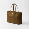 Prada Re-Edition 1978 Μεγάλη τσάντα tote από Re-Nylon και δέρμα Saffiano Prada Re-Edition 1978 Μεγάλη τσάντα tote από Re-Nylon και δέρμα Saffiano
