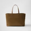 Prada Re-Edition 1978 Μεγάλη τσάντα tote από Re-Nylon και δέρμα Saffiano Prada Re-Edition 1978 Μεγάλη τσάντα tote από Re-Nylon και δέρμα Saffiano