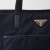 Prada Re-Edition 1978 Μεγάλη τσάντα tote από Re-Nylon και δέρμα Saffiano Prada Re-Edition 1978 Μεγάλη τσάντα tote από Re-Nylon και δέρμα Saffiano