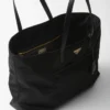 Prada Re-Edition 1978 Μεγάλη τσάντα tote από Re-Nylon και δέρμα Saffiano Prada Re-Edition 1978 Μεγάλη τσάντα tote από Re-Nylon και δέρμα Saffiano
