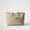 Prada Re-Edition 1978 Μεσαίου μεγέθους τσάντα tote από Re-Nylon και δέρμα Saffiano Prada Re-Edition 1978 Μεσαίου μεγέθους τσάντα tote από Re-Nylon και δέρμα Saffiano