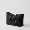 Prada Re-Edition 1978 Μεσαίου μεγέθους τσάντα tote από Re-Nylon και δέρμα Saffiano Prada Re-Edition 1978 Μεσαίου μεγέθους τσάντα tote από Re-Nylon και δέρμα Saffiano