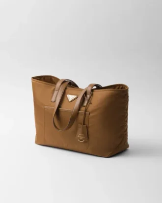 Prada Re-Edition 1978 Μεσαίου μεγέθους τσάντα tote από Re-Nylon και δέρμα Saffiano