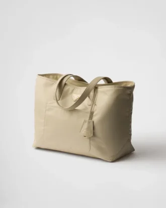 Prada Re-Edition 1978 Μεσαίου μεγέθους τσάντα tote από Re-Nylon και δέρμα Saffiano