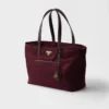 Prada Re-Edition 1978 Μεσαίου μεγέθους τσάντα tote από Re-Nylon και δέρμα Saffiano Prada Re-Edition 1978 Μεσαίου μεγέθους τσάντα tote από Re-Nylon και δέρμα Saffiano