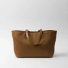 Prada Re-Edition 1978 Μεσαίου μεγέθους τσάντα tote από Re-Nylon και δέρμα Saffiano Prada Re-Edition 1978 Μεσαίου μεγέθους τσάντα tote από Re-Nylon και δέρμα Saffiano