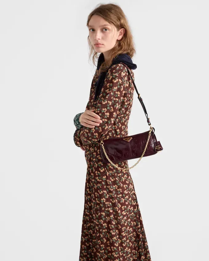Prada Re-Edition 2002 Μεσαίου Μεγέθους Δερμάτινη Τσάντα Ώμου Prada Re-Edition 2002 Μεσαίου Μεγέθους Δερμάτινη Τσάντα Ώμου