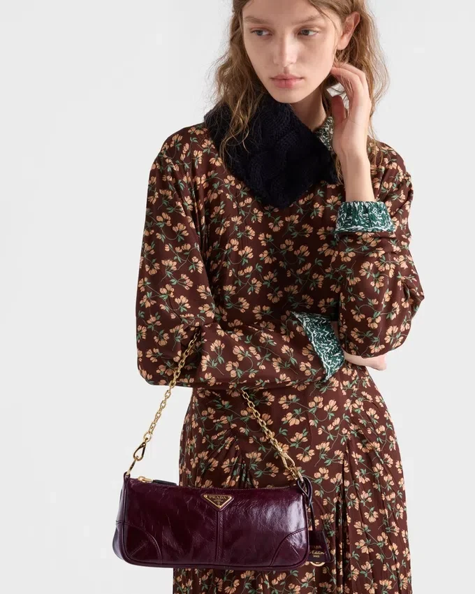 Prada Re-Edition 2002 Μεσαίου Μεγέθους Δερμάτινη Τσάντα Ώμου Prada Re-Edition 2002 Μεσαίου Μεγέθους Δερμάτινη Τσάντα Ώμου