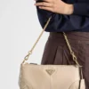 Prada Re-Edition 2002 Μεσαίου Μεγέθους Δερμάτινη Τσάντα Ώμου Prada Re-Edition 2002 Μεσαίου Μεγέθους Δερμάτινη Τσάντα Ώμου