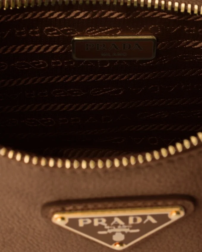 Prada Re-Edition 2005 Μίνι τσάντα από δέρμα Nubuck και Saffiano Prada Re-Edition 2005 Μίνι τσάντα από δέρμα Nubuck και Saffiano