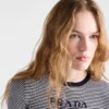 Ριγέ μπλούζα με στρογγυλό λαιμό από μετάξι Ριγέ μπλούζα με στρογγυλό λαιμό από μετάξι