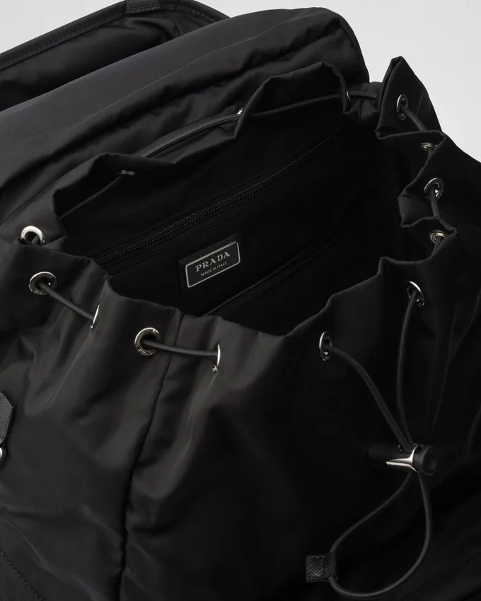 Σακίδιο πλάτης από Re-Nylon και δέρμα Saffiano Σακίδιο πλάτης από Re-Nylon και δέρμα Saffiano
