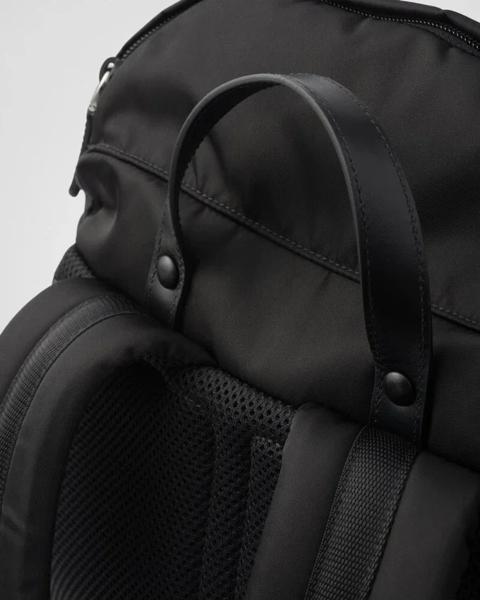 Σακίδιο πλάτης από Re-Nylon και δέρμα Saffiano Σακίδιο πλάτης από Re-Nylon και δέρμα Saffiano