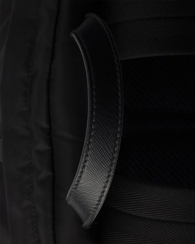 Σακίδιο πλάτης από Re-Nylon και δέρμα Saffiano Σακίδιο πλάτης από Re-Nylon και δέρμα Saffiano