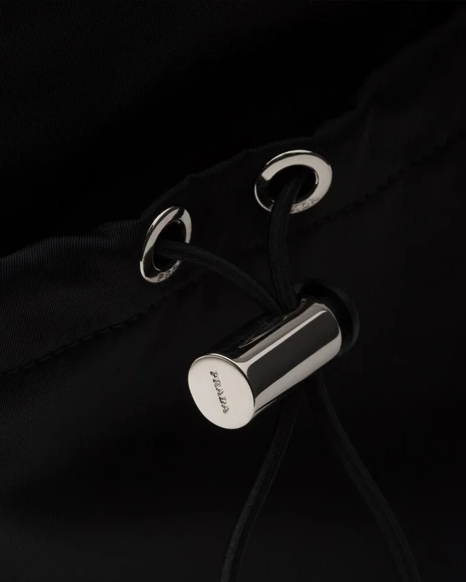 Σακίδιο πλάτης από Re-Nylon και δέρμα Saffiano Σακίδιο πλάτης από Re-Nylon και δέρμα Saffiano