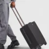 Τροχήλατη βαλίτσα από Re-Nylon και δέρμα Saffiano Τροχήλατη βαλίτσα από Re-Nylon και δέρμα Saffiano