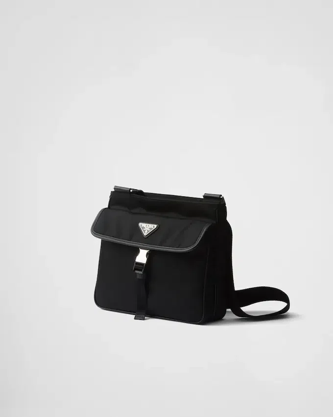 Τσάντα ώμου από Re-Nylon και δέρμα Saffiano Τσάντα ώμου από Re-Nylon και δέρμα Saffiano