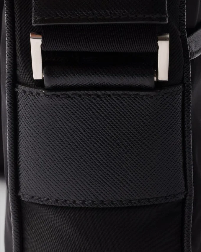 Τσάντα ώμου από Re-Nylon και δέρμα Saffiano Τσάντα ώμου από Re-Nylon και δέρμα Saffiano