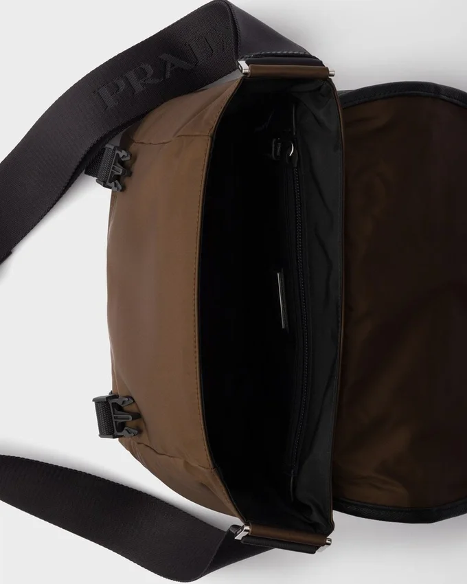 Τσάντα ώμου από Re-Nylon και δέρμα Saffiano Τσάντα ώμου από Re-Nylon και δέρμα Saffiano