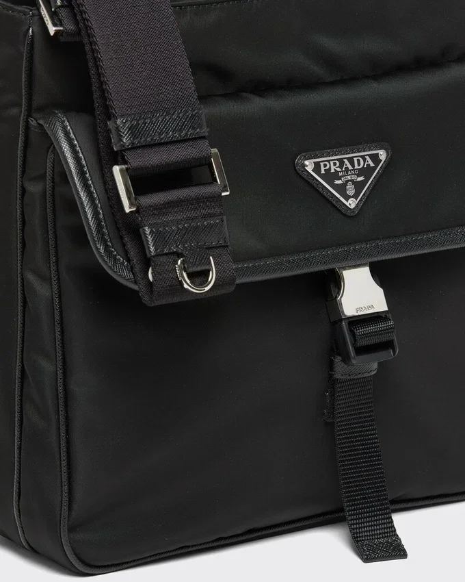 Τσάντα ώμου από Re-Nylon και δέρμα Saffiano Τσάντα ώμου από Re-Nylon και δέρμα Saffiano