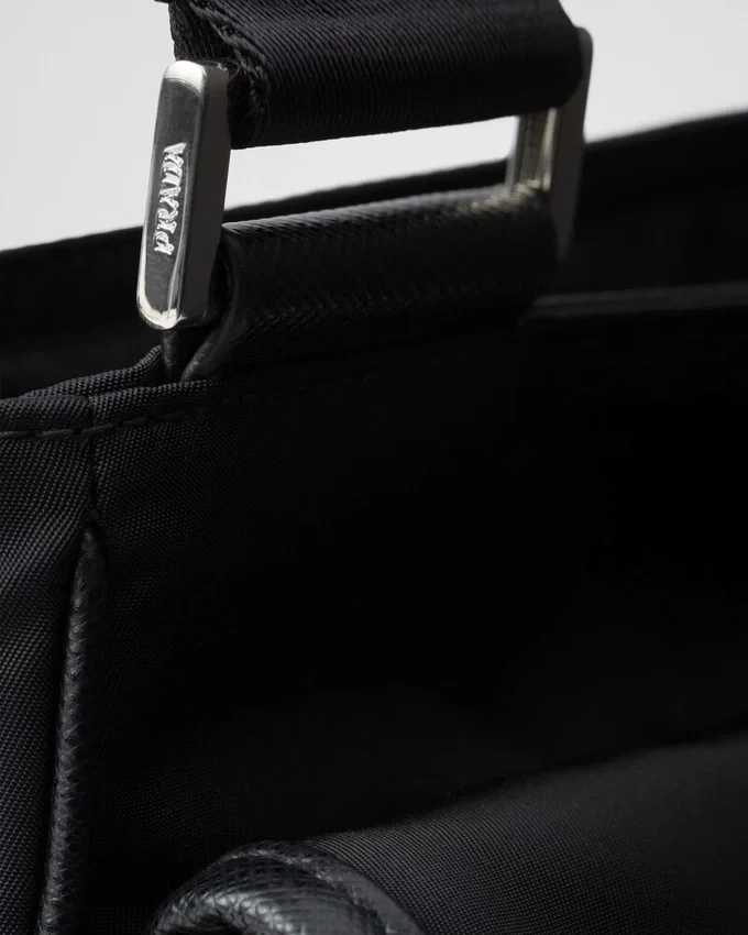 Τσάντα ώμου από Re-Nylon και δέρμα Saffiano Τσάντα ώμου από Re-Nylon και δέρμα Saffiano