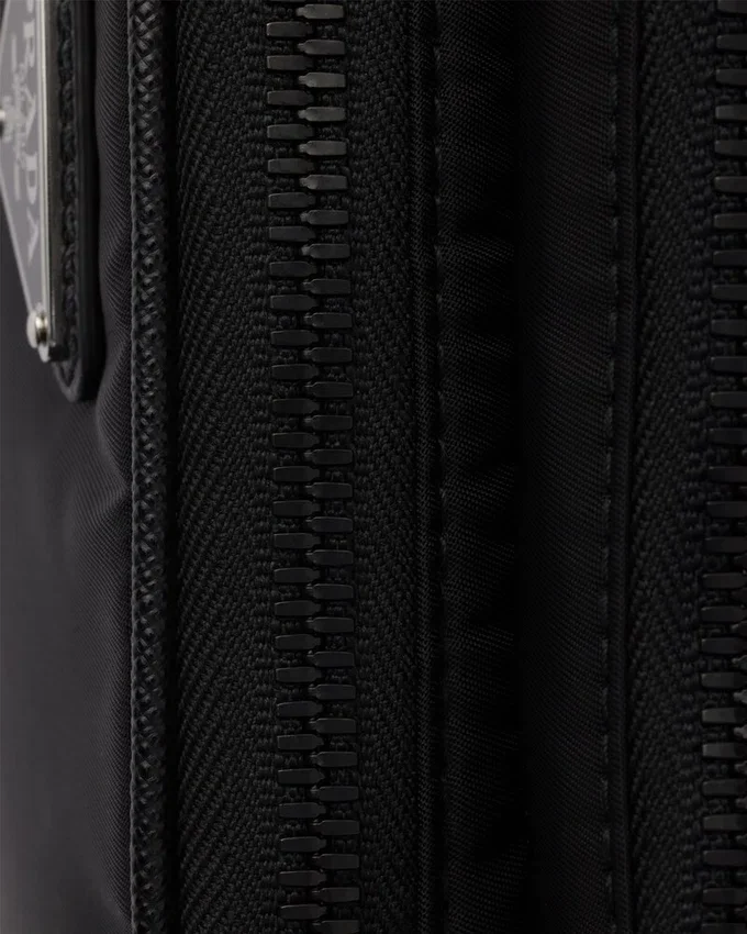 Τσάντα ώμου από Re-Nylon και δέρμα Saffiano Τσάντα ώμου από Re-Nylon και δέρμα Saffiano