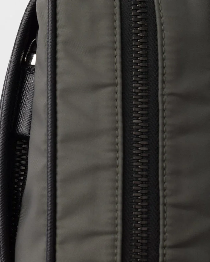 Τσάντα ώμου από Re-Nylon και δέρμα Saffiano Τσάντα ώμου από Re-Nylon και δέρμα Saffiano