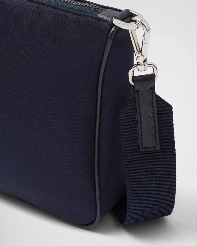 Τσάντα ώμου από Re-Nylon και δέρμα Saffiano Τσάντα ώμου από Re-Nylon και δέρμα Saffiano