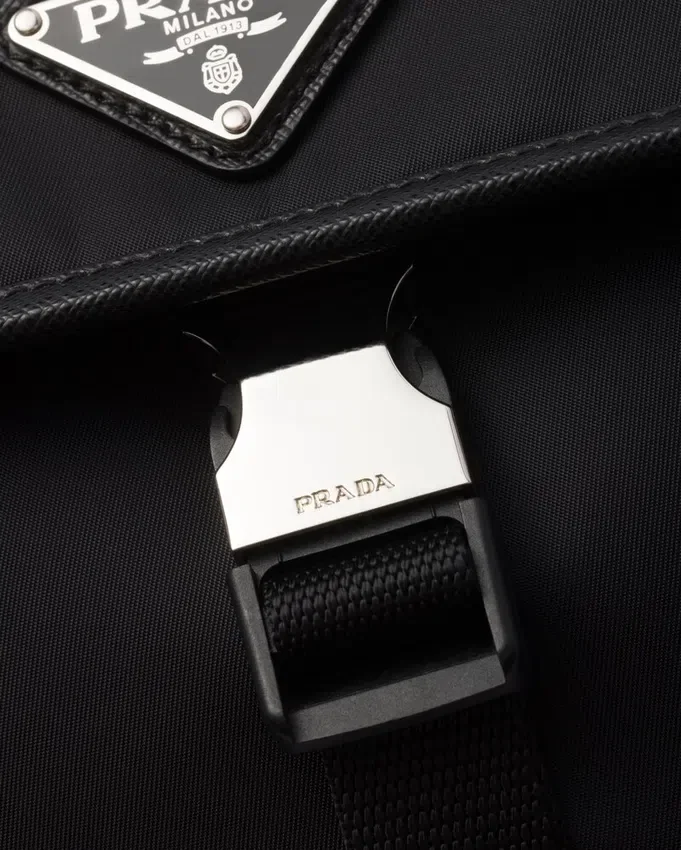 Τσάντα ώμου από Re-Nylon και δέρμα Saffiano Τσάντα ώμου από Re-Nylon και δέρμα Saffiano