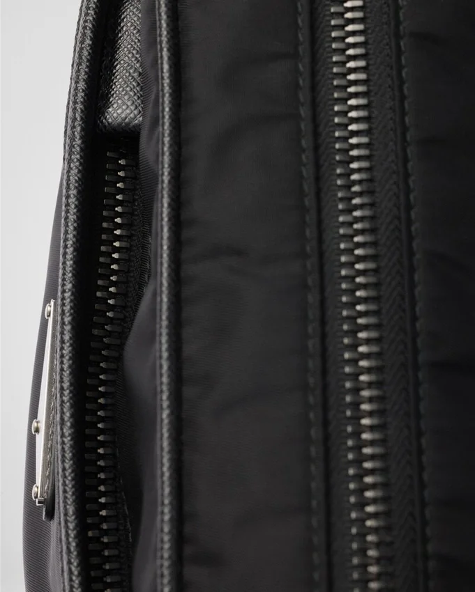 Τσάντα ώμου από Re-Nylon και δέρμα Saffiano Τσάντα ώμου από Re-Nylon και δέρμα Saffiano