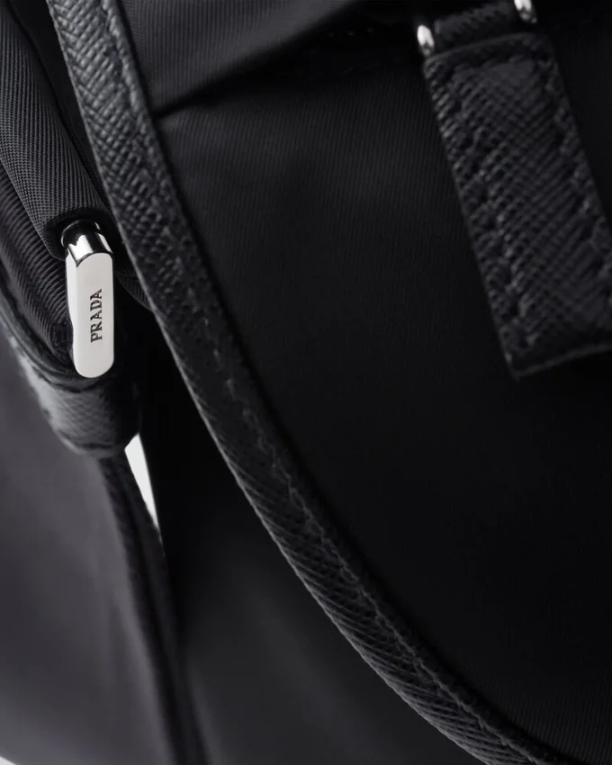 Τσάντα ώμου από Re-Nylon και δέρμα Saffiano Τσάντα ώμου από Re-Nylon και δέρμα Saffiano