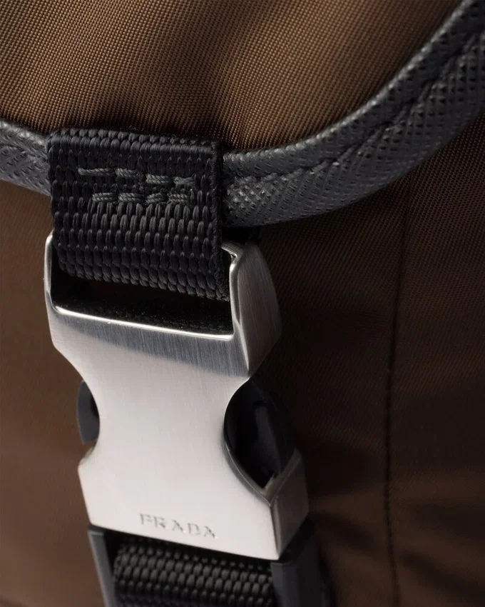 Τσάντα ώμου από Re-Nylon και δέρμα Saffiano Τσάντα ώμου από Re-Nylon και δέρμα Saffiano