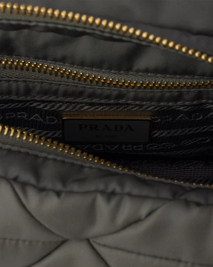 Τσάντα ώμου με επένδυση από Re-Nylon Τσάντα ώμου με επένδυση από Re-Nylon