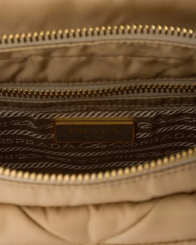 Τσάντα ώμου με επένδυση από Re-Nylon Τσάντα ώμου με επένδυση από Re-Nylon